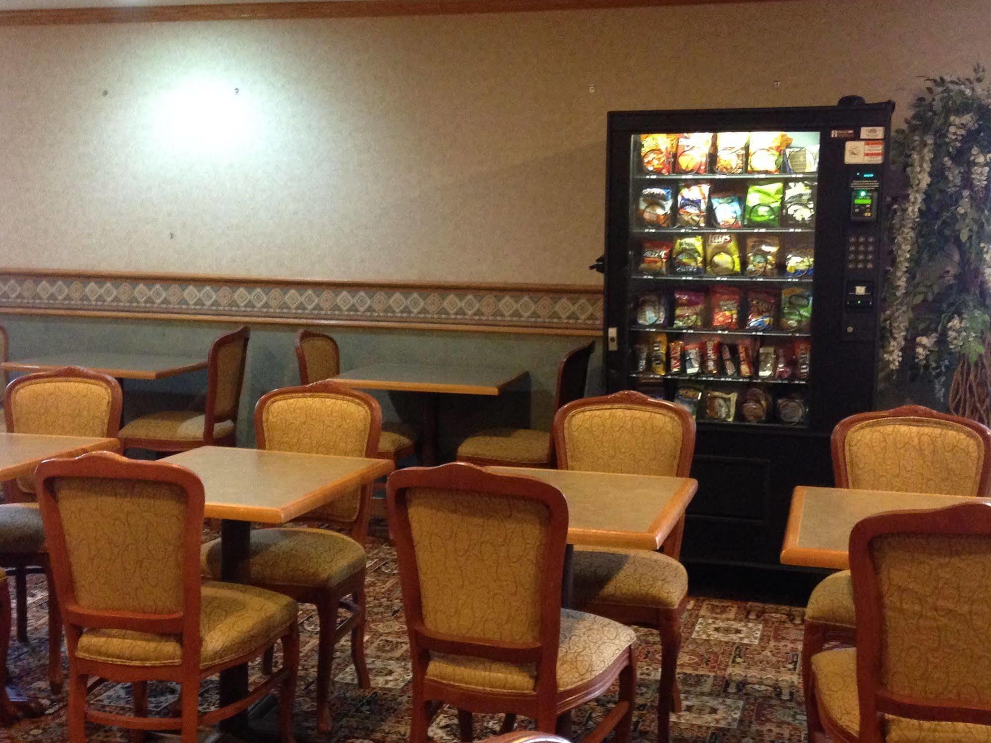 Travelodge By Wyndham Brooklyn Center Esterno foto
